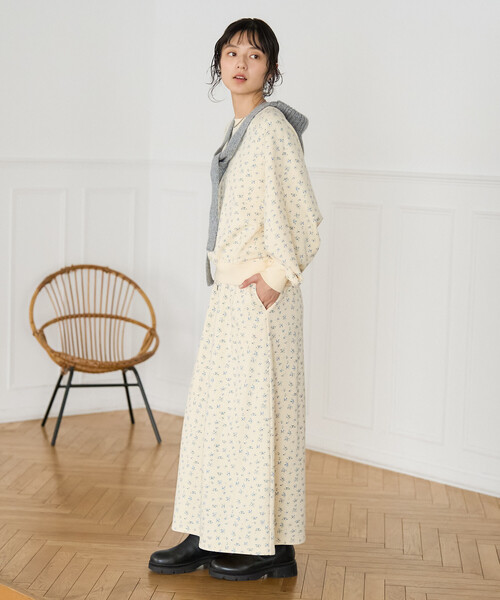 FREAK'S STORE(フリークスストア)の「フラワー プリントスウェット/小花柄スウェット<セットアップ対応>(スウェット・レディース・オフホワイト/ライトグレー・フリ-)」の4枚目の写真