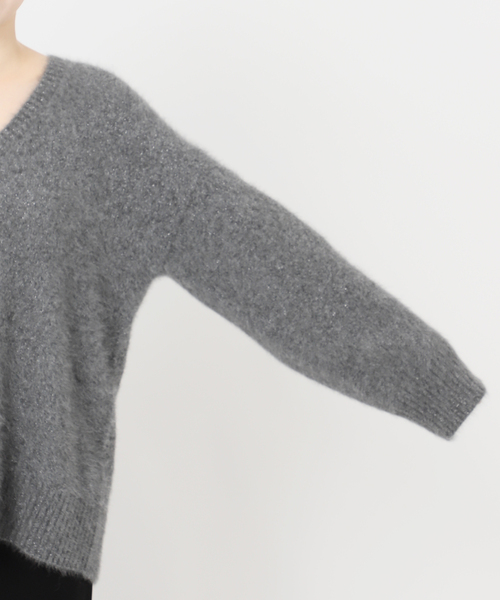 AP STUDIO（エーピーストゥディオ）の「フォックスブレンドラメVネックプルオーバー（ニット/セーター・レディース・ブラック/チャコールグレー・FREE）」の7枚目の写真