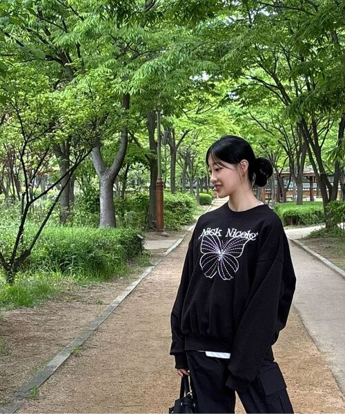 NICK&NICOLE（ニックアンドニコール）の「SHINE BUTTERFLY SWEATSHIRT_BLACK WHITE（スウェット・レディース・その他・FREE）」の4枚目の写真