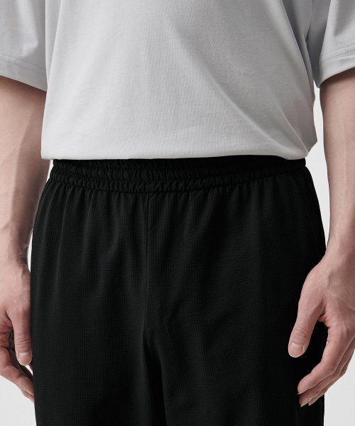 MUSINSA STANDARD（ムシンサスタンダード）の「シアサッカー ルーズ テーパード バンディングパンツ [ブラック]（スラックス・メンズ・その他・26）」の3枚目の写真