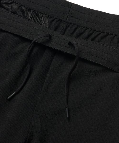 MUSINSA STANDARD（ムシンサスタンダード）の「シアサッカー ルーズ テーパード バンディングパンツ [ブラック]（スラックス・メンズ・その他・26）」の4枚目の写真