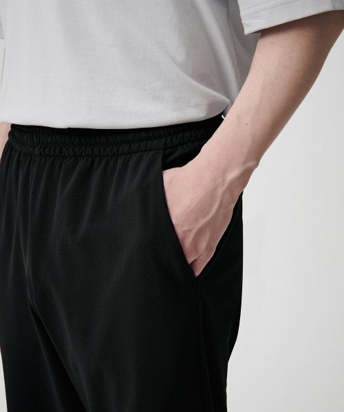 MUSINSA STANDARD（ムシンサスタンダード）の「シアサッカー ルーズ テーパード バンディングパンツ [ブラック]（スラックス・メンズ・その他・26）」の5枚目の写真
