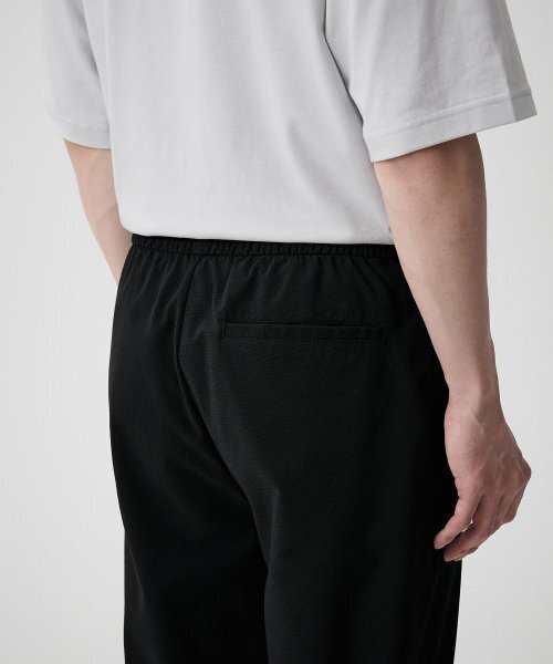 MUSINSA STANDARD（ムシンサスタンダード）の「シアサッカー ルーズ テーパード バンディングパンツ [ブラック]（スラックス・メンズ・その他・26）」の7枚目の写真