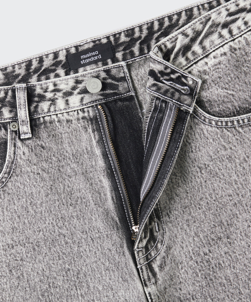 MUSINSA STANDARD（ムシンサスタンダード）の「ワイドマルチポケットカーゴデニムパンツ[アシッドグレー]（デニムパンツ・メンズ・その他・26/27/28/29/30/31/32/33/34）」の4枚目の写真
