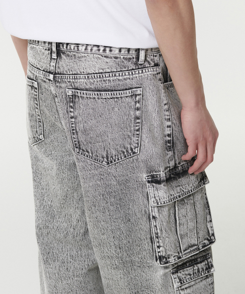 MUSINSA STANDARD（ムシンサスタンダード）の「ワイドマルチポケットカーゴデニムパンツ[アシッドグレー]（デニムパンツ・メンズ・その他・26/27/28/29/30/31/32/33/34）」の6枚目の写真
