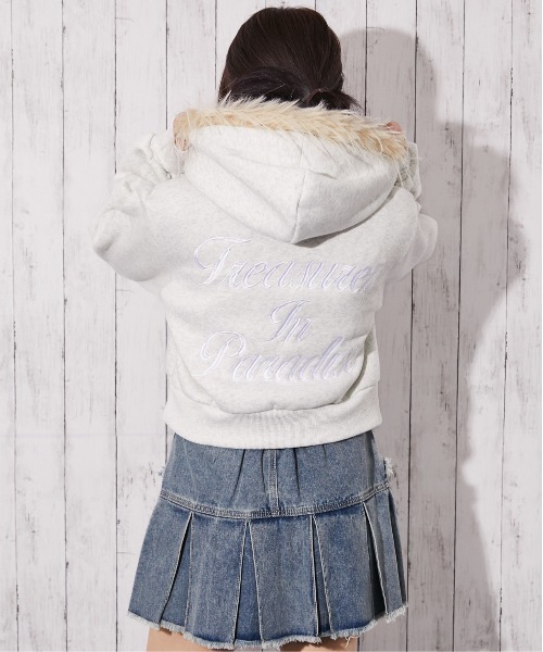 GORGE(ゴージ)の「《フェイクファーフード×ロゴ刺繍》レディース 裏起毛 プルパーカー クロップド丈 スウェット 秋冬(パーカー・レディース・ピンク/オートミール/ブラック・F)」の3枚目の写真