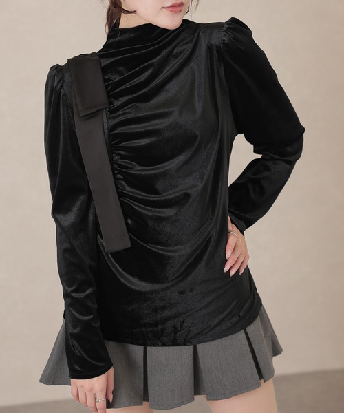 Lace Ladies(レースレディース)の「ベロア ギャザー 肩リボン ハイネック トップス(その他トップス・レディース・ブラック・FREE)」の4枚目の写真