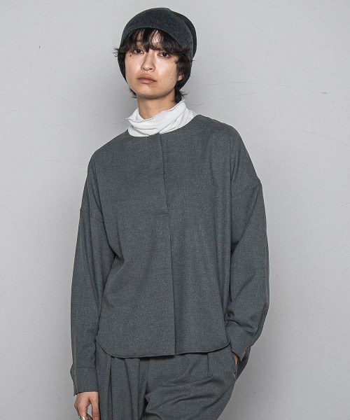 MAYSON GREY(メイソングレイ)の「【一瞬で楽とキレイを叶える】裏起毛2WAYネックブラウス≪手洗い可能≫(シャツ/ブラウス・レディース・ブラック/チャコールグレー・M)」の2枚目の写真