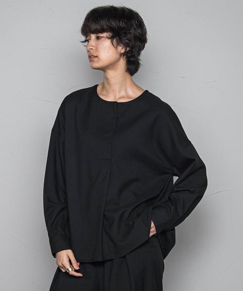 MAYSON GREY(メイソングレイ)の「【一瞬で楽とキレイを叶える】裏起毛2WAYネックブラウス≪手洗い可能≫(シャツ/ブラウス・レディース・ブラック/チャコールグレー・M)」の4枚目の写真