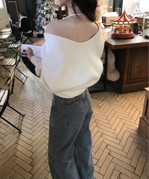 kirakiraShop(キラキラショップ)の「オフショルダー 深V ネック クロップド ニット プルオーバー(ニット/セーター・レディース・ブラック/グレー/ホワイト・FREE)」の7枚目の写真