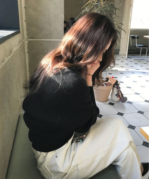 kirakiraShop(キラキラショップ)の「オフショルダー 深V ネック クロップド ニット プルオーバー(ニット/セーター・レディース・ブラック/グレー/ホワイト・FREE)」の15枚目の写真