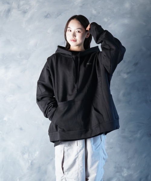 NOIZY（ノイジー）の「Threads Utility Hoodie / ワンポイント 刺繍 プルオーバー スウェットパーカー フーディー（パーカー・メンズ・グレー/Black・MEDIUM/LARGE）」の18枚目の写真