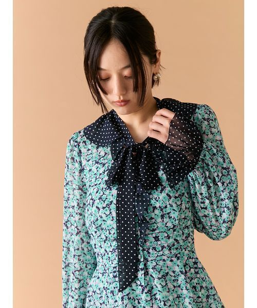 LILY BROWN(リリーブラウン)の「バイカラーフラワープリントボウタイブラウス(シャツ/ブラウス・レディース・グリーン/ベージュ/ラベンダー・F)」の13枚目の写真