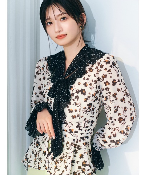 LILY BROWN(リリーブラウン)の「バイカラーフラワープリントボウタイブラウス(シャツ/ブラウス・レディース・グリーン/ベージュ/ラベンダー・F)」の2枚目の写真