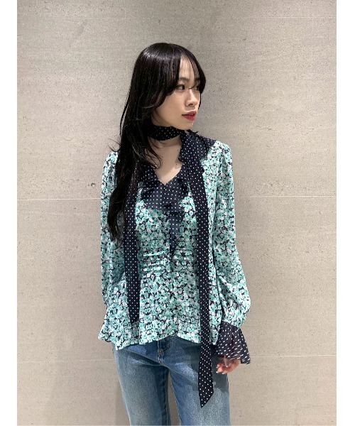 LILY BROWN(リリーブラウン)の「バイカラーフラワープリントボウタイブラウス(シャツ/ブラウス・レディース・グリーン/ベージュ/ラベンダー・F)」の7枚目の写真