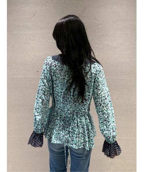 LILY BROWN(リリーブラウン)の「バイカラーフラワープリントボウタイブラウス(シャツ/ブラウス・レディース・グリーン/ベージュ/ラベンダー・F)」の8枚目の写真
