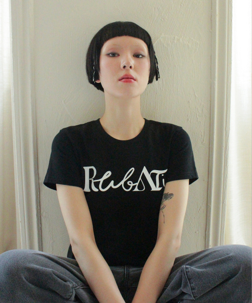 RUBATI（ルバティ）の「レタリングロゴTシャツ_ブラック（Tシャツ/カットソー・レディース・その他・size2/size1）」の3枚目の写真