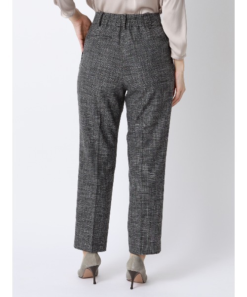 SUIT SQUARE(スーツスクエア)の「タックテーパードパンツ ウォッシャブル ストレッチ スラブシャンブレー 織柄 anysy(スラックス・レディース・ブラック・40(11号)/38(9号)/36(7号))」の4枚目の写真