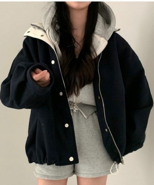 Ritzy(リッツィー)の「スタンドネック襟裏配色ブルゾン(マウンテンパーカー・レディース・ネイビー/ダークグレー・FREE)」の1枚目の写真