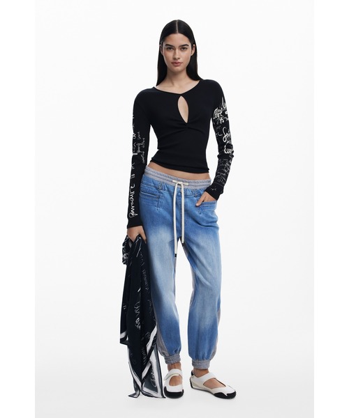 Desigual(デシグアル)の「袖レタリングプリント 胸元ギャザーブラック長袖Tシャツ(Tシャツ/カットソー・レディース・ブラック・S/M/L/XL/XS)」の4枚目の写真