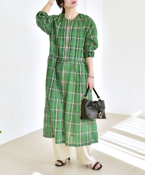 quaranciel(カランシエル)の「quaranciel:〈手洗い可能〉シアー チェック クルーネック ギャザー ワンピース(ワンピース・レディース・パープル/グリーン・ONE SIZE)」の2枚目の写真
