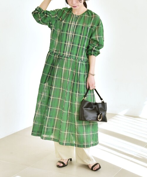 quaranciel(カランシエル)の「quaranciel:〈手洗い可能〉シアー チェック クルーネック ギャザー ワンピース(ワンピース・レディース・パープル/グリーン・ONE SIZE)」の4枚目の写真