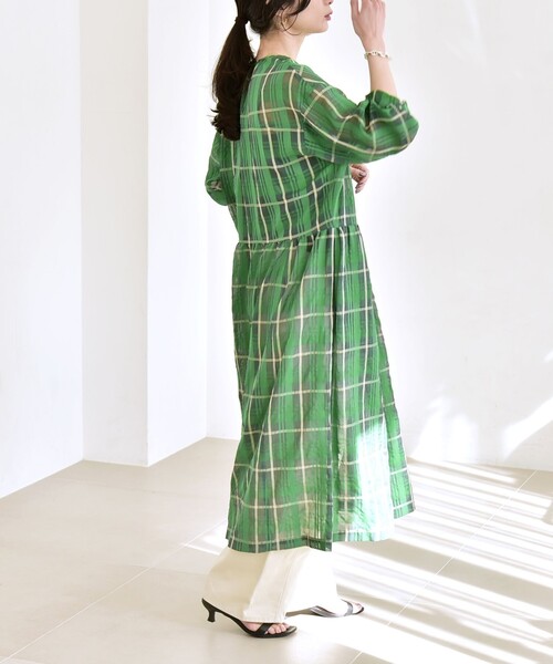 quaranciel(カランシエル)の「quaranciel:〈手洗い可能〉シアー チェック クルーネック ギャザー ワンピース(ワンピース・レディース・パープル/グリーン・ONE SIZE)」の7枚目の写真