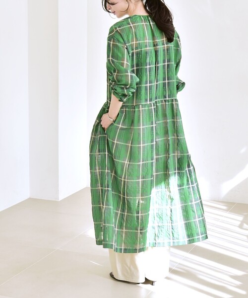 quaranciel(カランシエル)の「quaranciel:〈手洗い可能〉シアー チェック クルーネック ギャザー ワンピース(ワンピース・レディース・パープル/グリーン・ONE SIZE)」の9枚目の写真