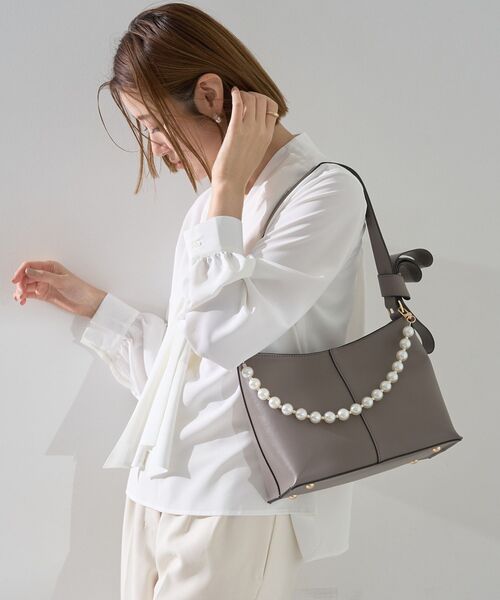 YECCA VECCA（イェッカヴェッカ）の「パールチャーム付きリボンベルトバッグ（ショルダーバッグ・レディース・チャコールグレー/ライトブルー/ライトベージュ・FREE）」の16枚目の写真