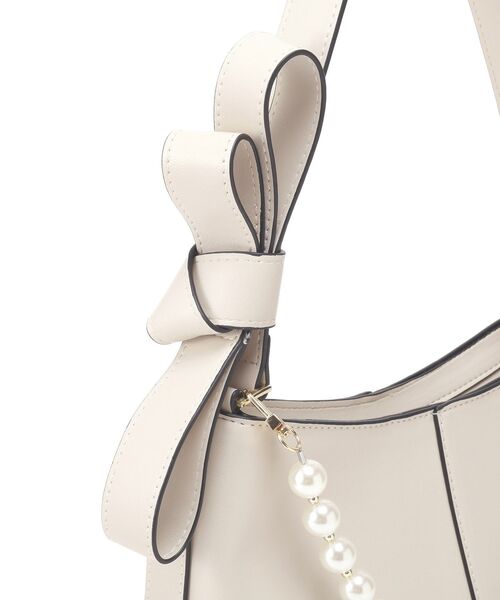 YECCA VECCA（イェッカヴェッカ）の「パールチャーム付きリボンベルトバッグ（ショルダーバッグ・レディース・チャコールグレー/ライトブルー/ライトベージュ・FREE）」の5枚目の写真