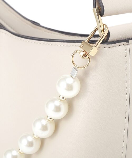 YECCA VECCA（イェッカヴェッカ）の「パールチャーム付きリボンベルトバッグ（ショルダーバッグ・レディース・チャコールグレー/ライトブルー/ライトベージュ・FREE）」の6枚目の写真