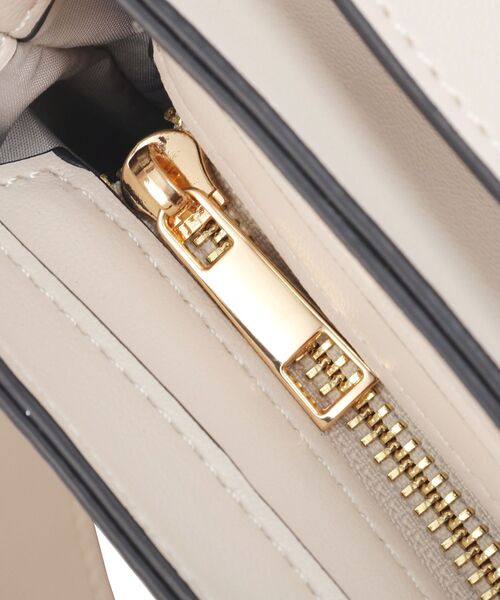 YECCA VECCA（イェッカヴェッカ）の「パールチャーム付きリボンベルトバッグ（ショルダーバッグ・レディース・チャコールグレー/ライトブルー/ライトベージュ・FREE）」の8枚目の写真