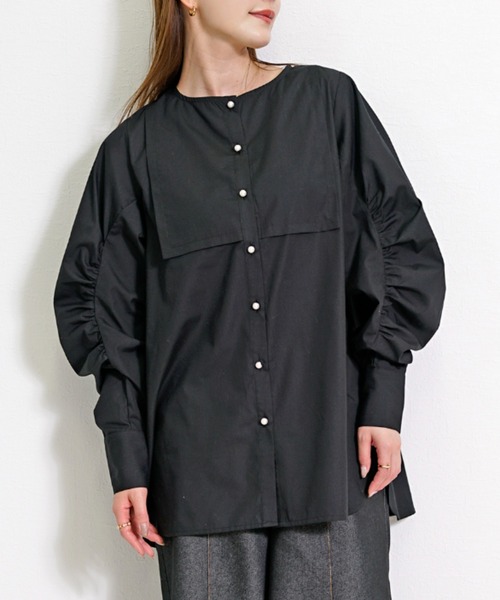 CHhdmn(シーエイチヒデモン)の「パールボタン バンドカラー ギャザースリーブ セミロングシャツブラウス 体型カバー チュニック丈(シャツ/ブラウス・レディース・ホワイト/ブラック・L/M)」の13枚目の写真