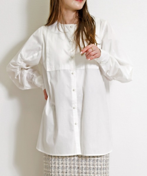 CHhdmn(シーエイチヒデモン)の「パールボタン バンドカラー ギャザースリーブ セミロングシャツブラウス 体型カバー チュニック丈(シャツ/ブラウス・レディース・ホワイト/ブラック・L/M)」の3枚目の写真