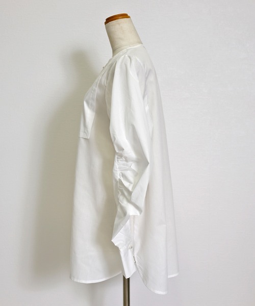 CHhdmn(シーエイチヒデモン)の「パールボタン バンドカラー ギャザースリーブ セミロングシャツブラウス 体型カバー チュニック丈(シャツ/ブラウス・レディース・ホワイト/ブラック・L/M)」の21枚目の写真