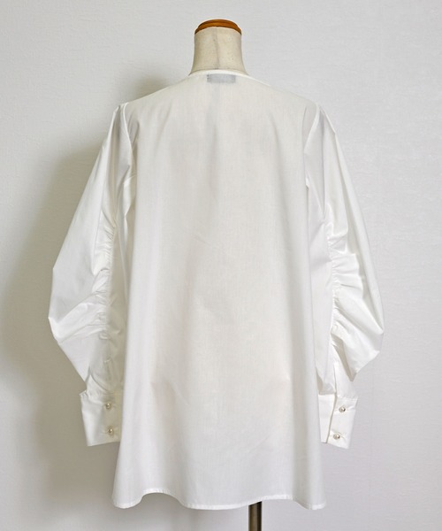CHhdmn(シーエイチヒデモン)の「パールボタン バンドカラー ギャザースリーブ セミロングシャツブラウス 体型カバー チュニック丈(シャツ/ブラウス・レディース・ホワイト/ブラック・L/M)」の22枚目の写真