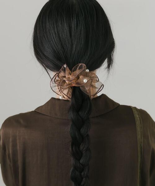 SMELLY（スメリー）の「シアーフリルパールヘアカフ（ヘアゴム・レディース・ライトグレー/ブラウン・-）」の2枚目の写真
