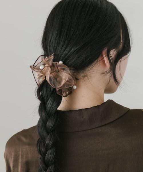 SMELLY（スメリー）の「シアーフリルパールヘアカフ（ヘアゴム・レディース・ライトグレー/ブラウン・-）」の3枚目の写真