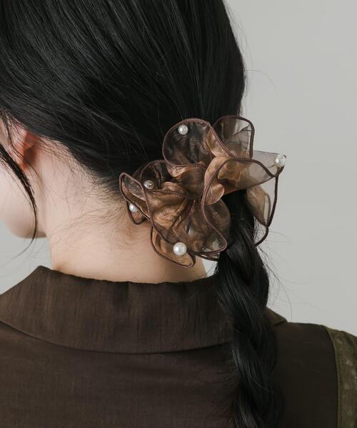 SMELLY（スメリー）の「シアーフリルパールヘアカフ（ヘアゴム・レディース・ライトグレー/ブラウン・-）」の5枚目の写真