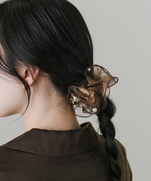 SMELLY（スメリー）の「シアーフリルパールヘアカフ（ヘアゴム・レディース・ライトグレー/ブラウン・-）」の6枚目の写真