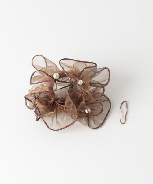 SMELLY（スメリー）の「シアーフリルパールヘアカフ（ヘアゴム・レディース・ライトグレー/ブラウン・-）」の7枚目の写真