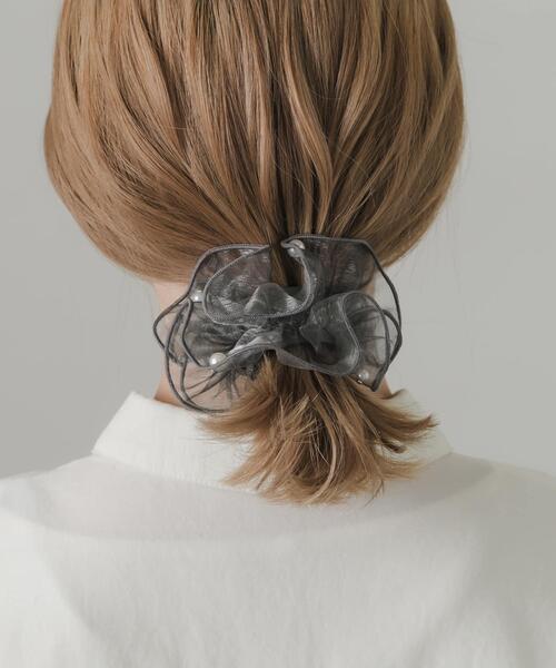 SMELLY（スメリー）の「シアーフリルパールヘアカフ（ヘアゴム・レディース・ライトグレー/ブラウン・-）」の9枚目の写真