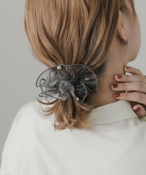 SMELLY（スメリー）の「シアーフリルパールヘアカフ（ヘアゴム・レディース・ライトグレー/ブラウン・-）」の10枚目の写真