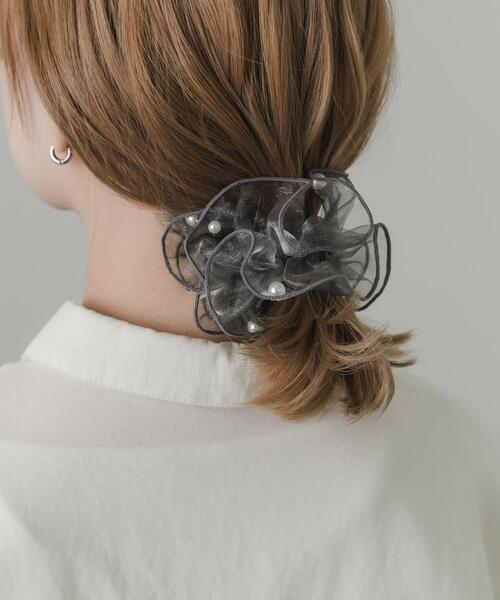 SMELLY（スメリー）の「シアーフリルパールヘアカフ（ヘアゴム・レディース・ライトグレー/ブラウン・-）」の11枚目の写真