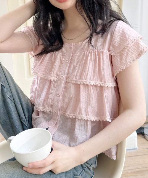 Ada.(エイダ)の「シワ加工 ティアードデザイン フレンチスリーブブラウス(シャツ/ブラウス・レディース・ブルー/アイボリー/ピンク・FREE)」の2枚目の写真
