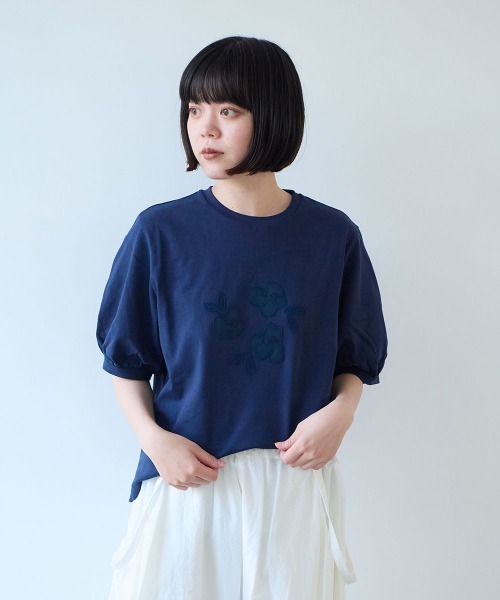 bulle de savon(ビュルデサボン)の「△らくがきはな 刺繍Tシャツ(Tシャツ/カットソー・レディース・ホワイト/ネイビー・FREE)」の2枚目の写真