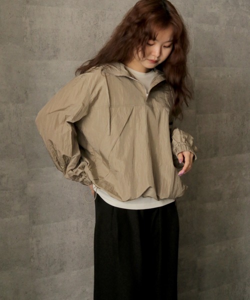 cheriella(シェリエラ)の「【cheriella】ブライトシアーナイロンアノラックパーカー BRIGHT SHEER NYLON ANORAK PARKA(パーカー・レディース・ブラック/アイボリー/ベージュ・FREE)」の3枚目の写真