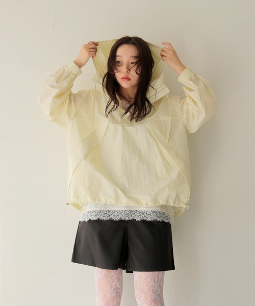 cheriella(シェリエラ)の「【cheriella】ブライトシアーナイロンアノラックパーカー BRIGHT SHEER NYLON ANORAK PARKA(パーカー・レディース・ブラック/アイボリー/ベージュ・FREE)」の2枚目の写真