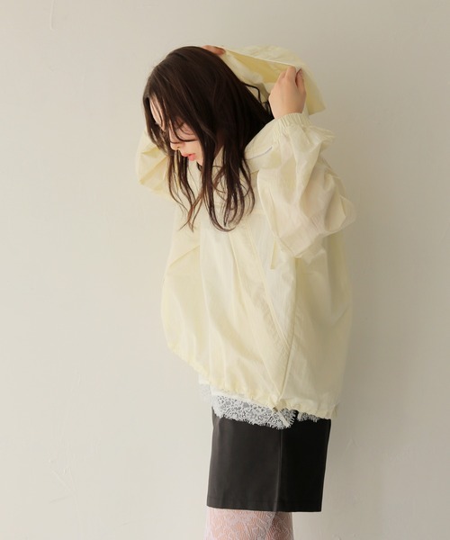 cheriella(シェリエラ)の「【cheriella】ブライトシアーナイロンアノラックパーカー BRIGHT SHEER NYLON ANORAK PARKA(パーカー・レディース・ブラック/アイボリー/ベージュ・FREE)」の11枚目の写真