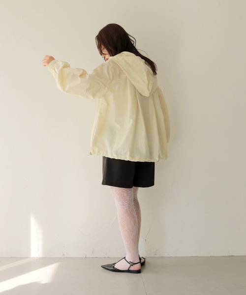 cheriella(シェリエラ)の「【cheriella】ブライトシアーナイロンアノラックパーカー BRIGHT SHEER NYLON ANORAK PARKA(パーカー・レディース・ブラック/アイボリー/ベージュ・FREE)」の14枚目の写真